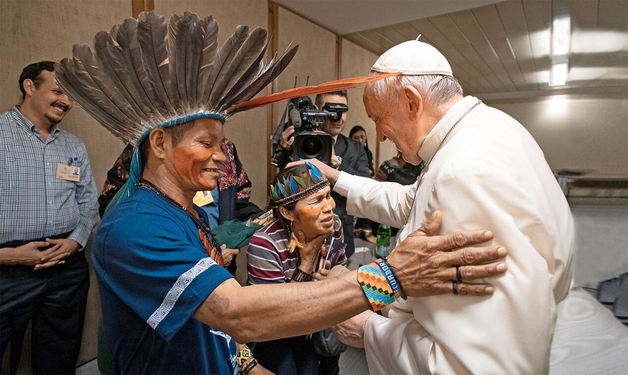 Papst Franziskus mit Vertreterinnen und Vertretern der indigenen Bevölkerung Amazoniens.