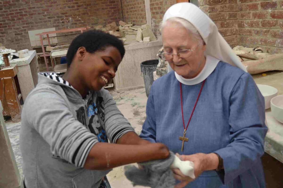 Schwester Maria Corda Waldhör mit einem Jugendlichen in Südafrika