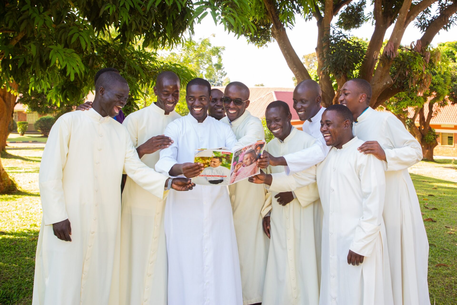 allewelt lesende Priester